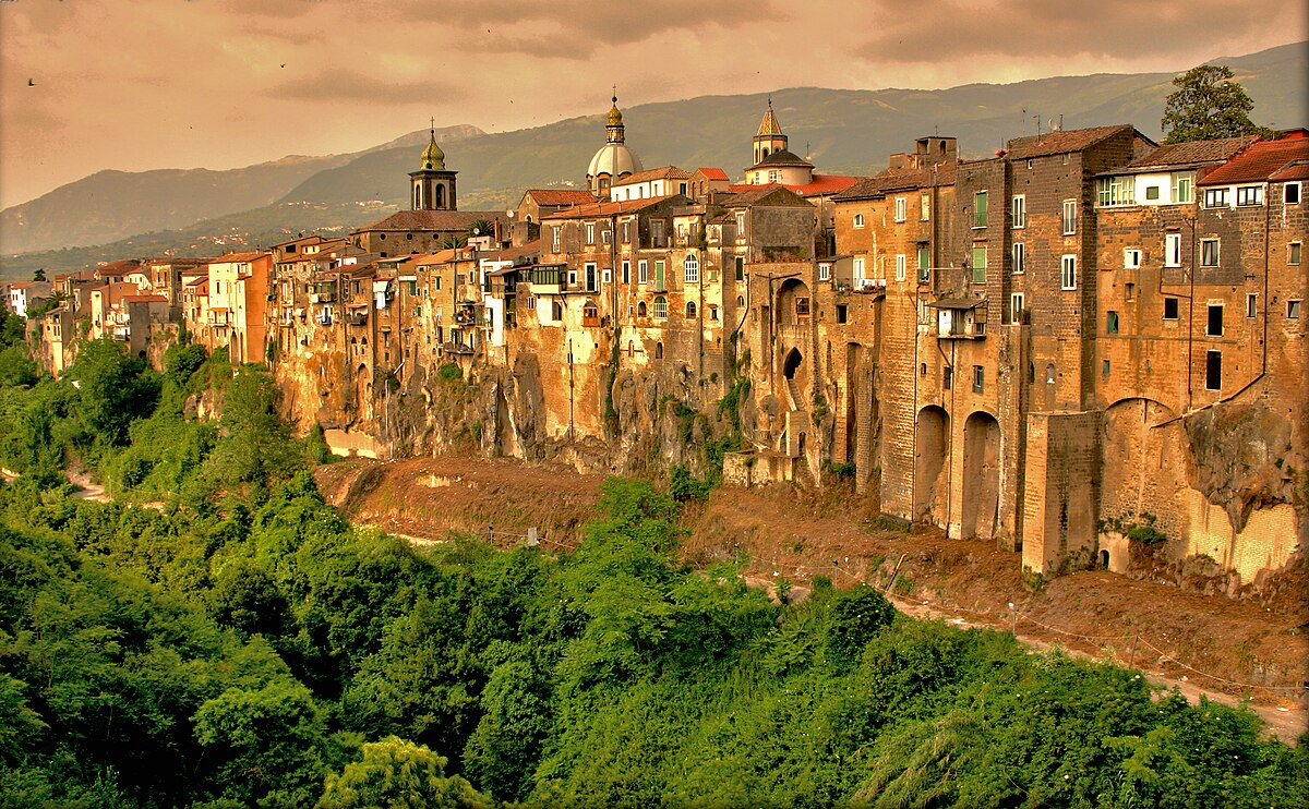 From Benevento to Naples: Route through 6 DAYS - 7 NIGHTS